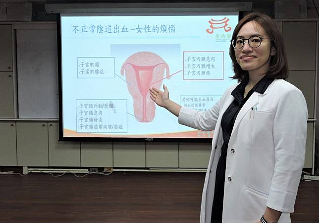 醫師林立璇說，子宮鏡手術是移除良性子宮內膜增生更安心的選擇。（記者葉進耀攝）