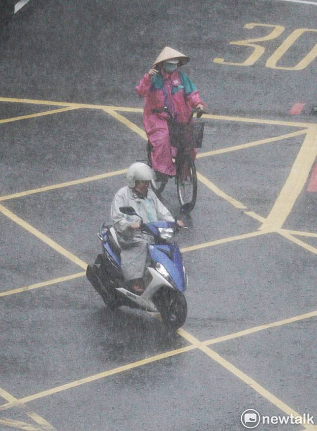 週末至下週二降雨多，需留意局部豪大雨。另外，因東北季風以及下雨，明天到下週一各地的氣溫都會較為下降轉涼。 圖：張良一/攝（資料照）