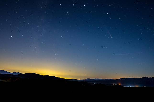 The comet C/2023 A3 (Tsuchinshan-ATLAS) is seen in the sky above the Panlongshan section of the Great Wall in Beijing, capital of China, Oct. 19, 2024. (Xinhua/Ou Dongqu)