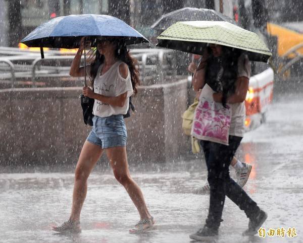 今日梅雨季首波鋒面通過，北台灣已有顯著降雨。(資料照)