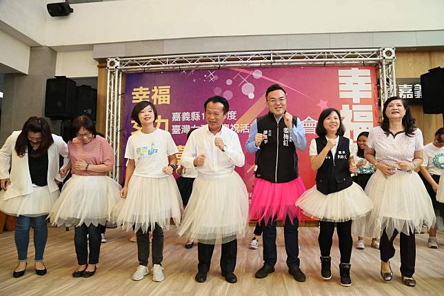去年嘉義縣長翁章梁為「台灣女孩日」活動熱身，穿上蓬蓬裙扭腰擺臀。   圖：嘉義縣政府／提供（資料照片）
