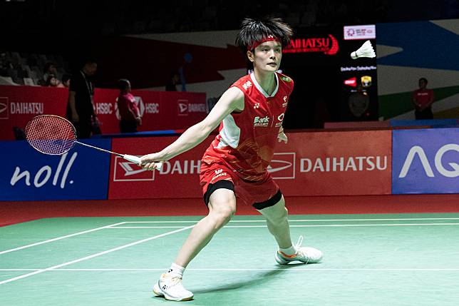 Wang Zhiyi hits a return during the women's singles second round match between China's Wang Zhiyi and Japan's Ohori Aya at 2024 Indonesia Masters badminton tournament in Jakarta, Indonesia, Jan. 25, 2024. (Xinhua/Veri Sanovri)