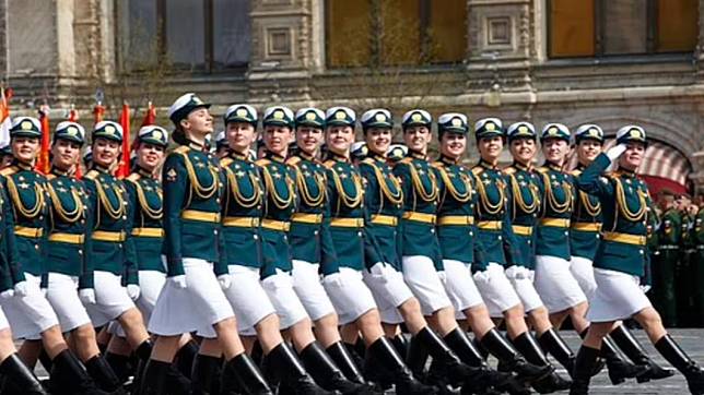許多俄國參軍女性「慘淪慰安婦」，過著生不如死的生活。（圖／翻攝自《每日郵報》）