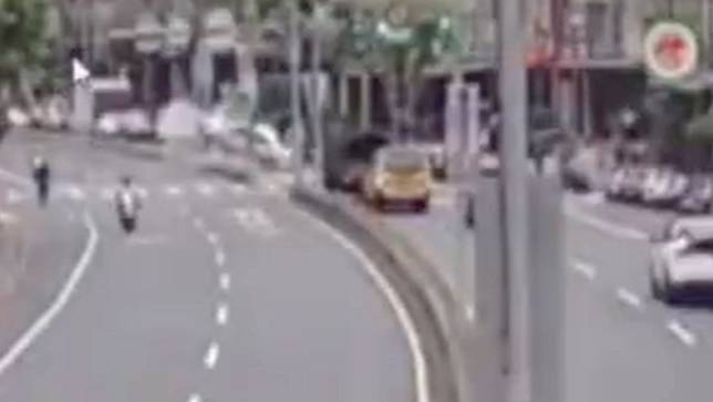 78歲余翁駕車完全沒減速，衝撞多名行人、騎士後，再衝到下一路口撞上安全島才停下。讀者提供