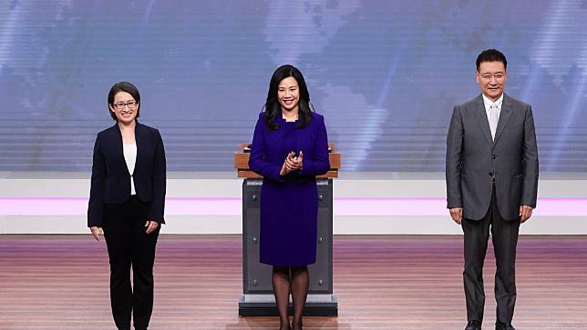 副總統辯論會今登場，左起為民進黨副總統候選人蕭美琴、民眾黨副總統候選人吳欣盈、國民黨副總統候選人趙少康。中選會提供