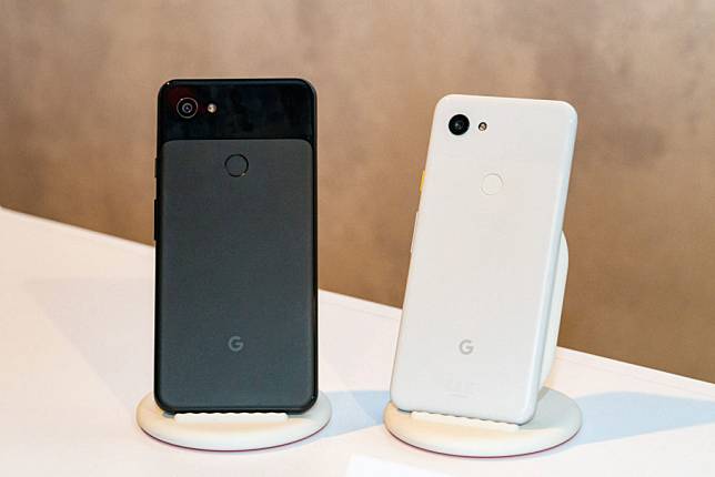 ▲ Google Pixel 3a（右）與Pixel 3a XL（圖﹨Matt Kan攝）