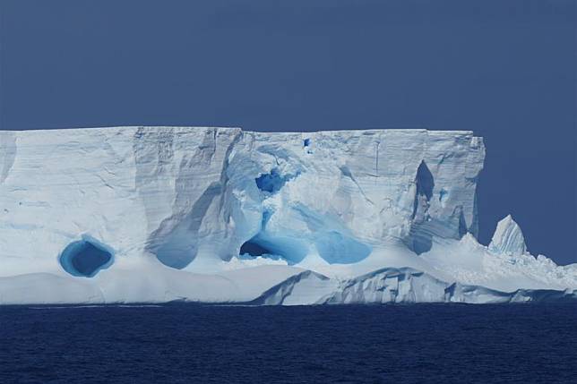 Photo taken on Feb. 1, 2020 shows a glacier in the Weddell Sea off the Antarctic continent. (Xinhua/Liu Shiping)