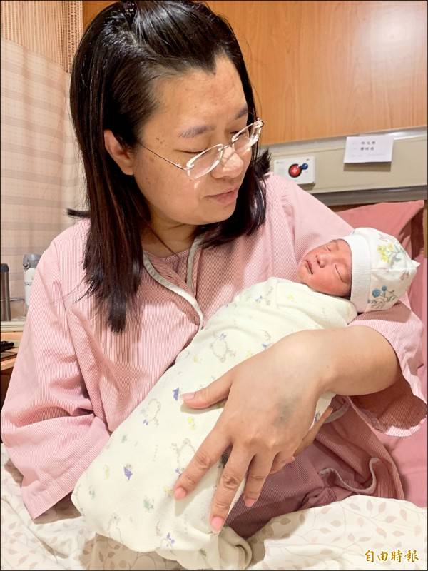 游太太本月生下第2個試管寶寶，求子和懷孕生產都受盡苦頭，但她為很值得。(記者蔡淑媛攝)