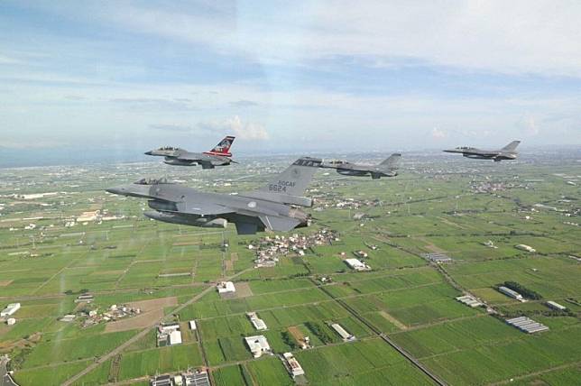 蔡英文在臉書貼出F-16衝場照片，戰機飛越嘉南平原。(圖取自蔡英文臉書)