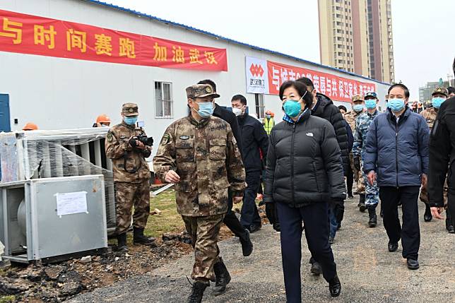 Vice-Premier Sun Chunlan (right) inspects the temporary Huoshenshan hospital in Wuhan on Sunday. Photo: Xinhua