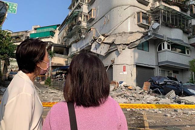 台北市文山區一處公寓19日下午1時發生頂樓外牆剝落，台北市副市長黃珊珊（左）緊急抵達現場了解狀況。（取自黃珊珊臉書）