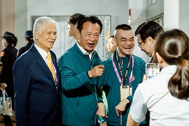 嘉義縣縣長翁章梁（左2）執政期間民意支持度高，任期屆滿後，林派已傳出勸進聲，希望蔡易餘當選縣長後，可以填補海線立委空缺。（攝影／馬雨辰）