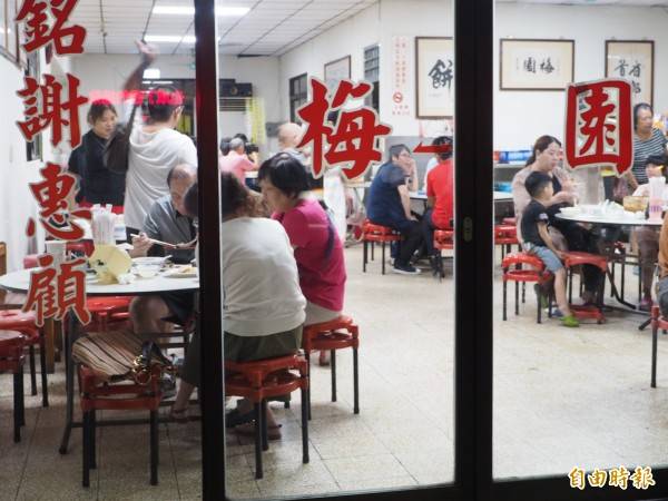 「梅園餡餅粥」停業前幾天，天天高朋滿座。(資料照，記者陳鳳麗攝)