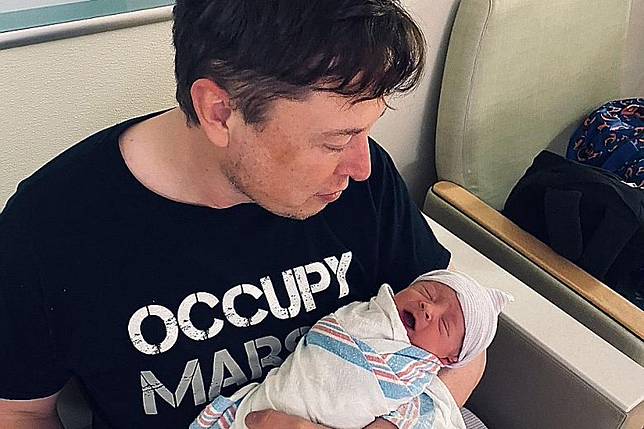 Elon Musk และบุตรชายคนคนล่าสุด (Credit: <a href=