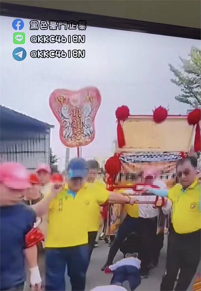 鑽轎腳變鑽胯下！大甲媽扶轎男「張開腿跨過信眾」畫面瘋傳網炸鍋　事主急道歉了