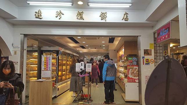 受到原物料上漲影響，基隆市不少糕餅店撐不住紛紛 喊漲，糕餅店「連珍」（圖）12月1日起芋泥球每盒 漲新台幣5元，雪露原先一次購買2盒便宜100元，調 整後便宜80元，其餘幾個品項也有微調，但漲幅都在 10%以內。 中央社記者王朝鈺攝 110年11月30日  
