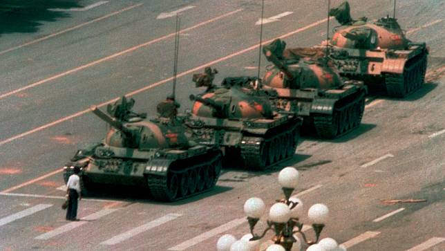 1989年6月5日，美聯社攝影師韋德納拍攝，中國北京長安街上，一名男子擋在一列坦克前。美聯社