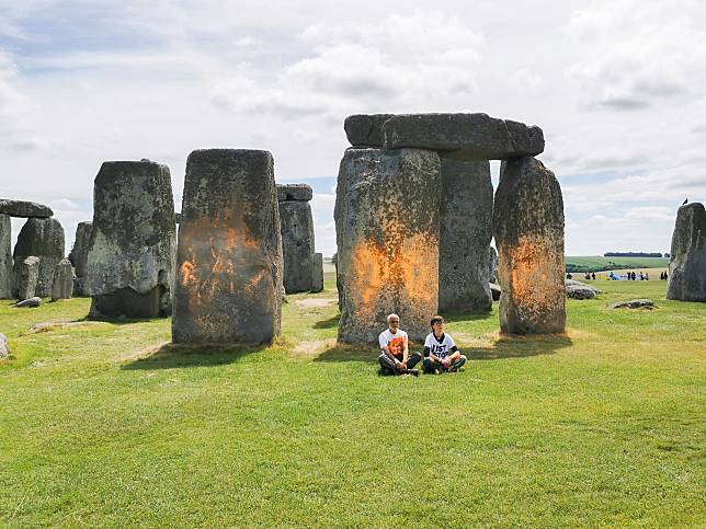 英國知名景點巨石陣遭兩名環保活動人士噴漆。（圖／美聯社）