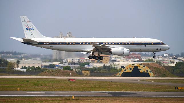 美國太空總署（NASA）的DC8和GIII飛機來台協助測試中南部空氣品質，圖為DC8低飛經過台南機場。環境部提供