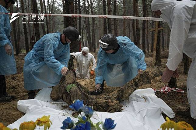 2022年9月，烏克蘭收復東北部城市伊久姆，發現埋葬大批平民與軍人的集體墳冢（AP）