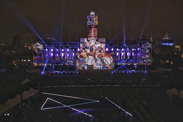 ▲光雕展將展現台灣的日常，包括上下班穿梭街道的車潮、棒球賽的開打、報復性國旅…這些讓全世界羨慕的幸福滋味，也將在今年的光雕中呈現。（圖/中華文化總會）