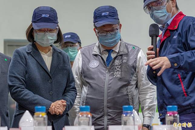 總統蔡英文(左)今天視察桃園的「旭富製藥」，藥廠承諾，每次生產都會保留3公噸奎寧原料藥給台灣。(資料詔)
