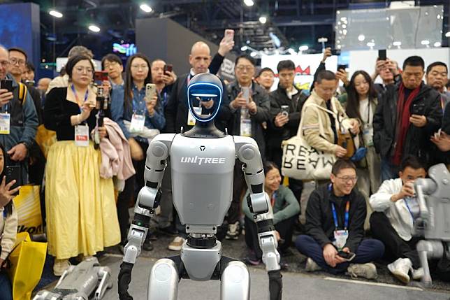 Visitors view a robot at the exhibition area of Chinese company Unitree Robotics during the 2025 Consumer Electronics Show (CES) in Las Vegas, the United States, on Jan. 8, 2025. (Photo by Zeng Hui/Xinhua)