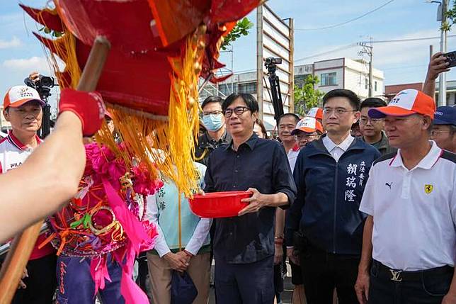 賴瑞隆(右二)發的是陳其邁(右三)主持儀式合照，一旁的林岱樺(右四)被遮住。(取自賴瑞隆臉書粉專)