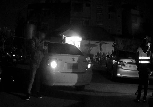 今天清晨彰化市中華西路傳出打群架，警方據報派出快打部隊到場，眾人雖一哄而散，仍有12人遭逮。(記者湯世名翻攝)