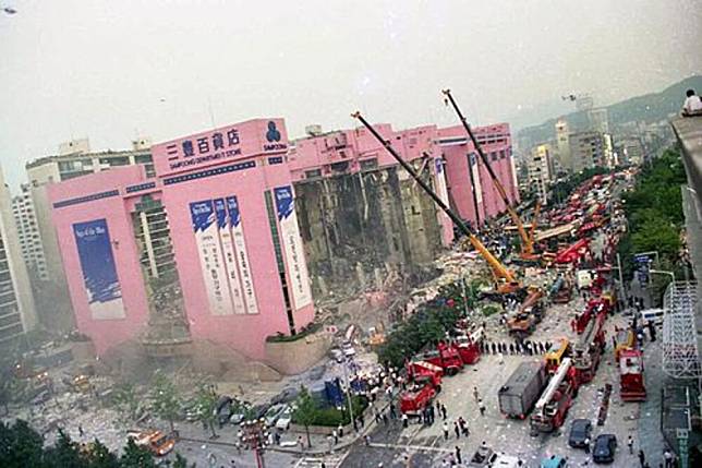 韓國三豐百貨在1995年發生嚴重倒塌，釀成502人死亡、937人受傷的悲劇。（取自維基百科）