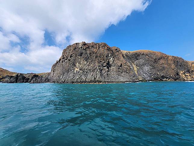 鄭姓釣客獨自搭船前往澎湖望安鄉東嶼坪後山海邊峭壁釣魚，不明原因落海搶救無效身亡。 （記者張翔翻攝）