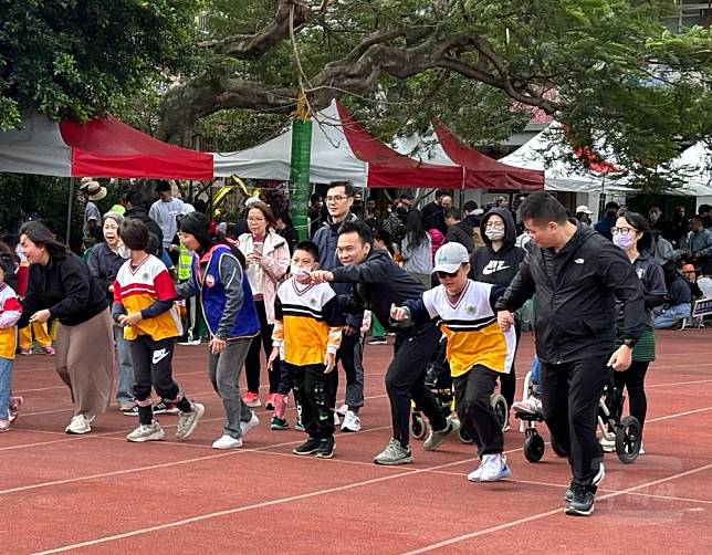 國防大學日前會同陸軍通基廠愛心社成員參與桃園地區內壢國小運動會。（國防大學提供）