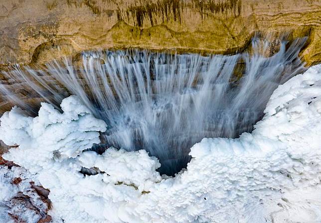 A drone photo taken on Feb. 18, 2025 shows the scenery of Ruhe waterfall in Pengyang County, Guyuan City of northwest China's Ningxia Hui Autonomous Region. (Xinhua/Yang Zhisen)