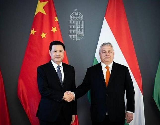 中國公安部部長王小洪日前與匈牙利總理奧班會面。(圖取自微博)