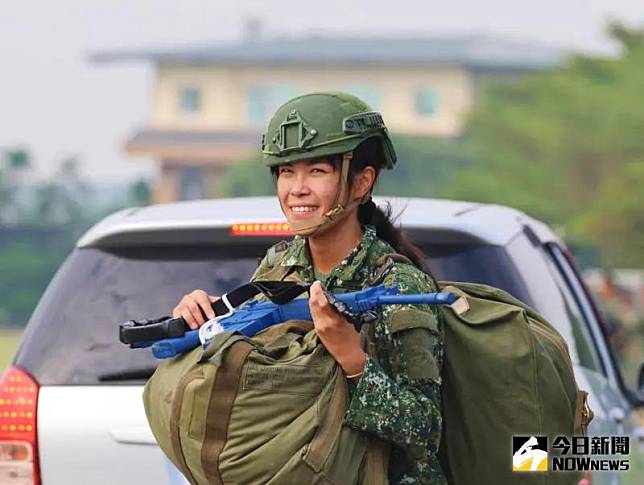 空訓中心女教官鄭中士全副武裝，在2000英呎高空中操傘成功降落，展現出「巾幗不讓鬚眉」風範