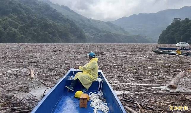 巴威颱風挾帶強風豪雨過境，石門水庫因集水區上游的崩塌地及山區樹木隨豪雨沖刷而下，今(13)日河面上一片狼藉。(記者李容萍攝)