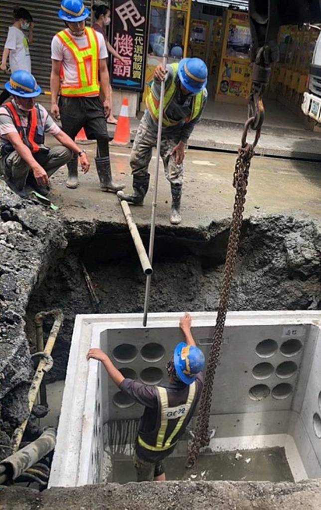 新北市府推動主要道路電桿地下化，今年預計完成廿九案，目前已完成廿三案並定十月十六日起試行現地標示公示牌，揭露電桿下地施作內容。（新北經發局提供）