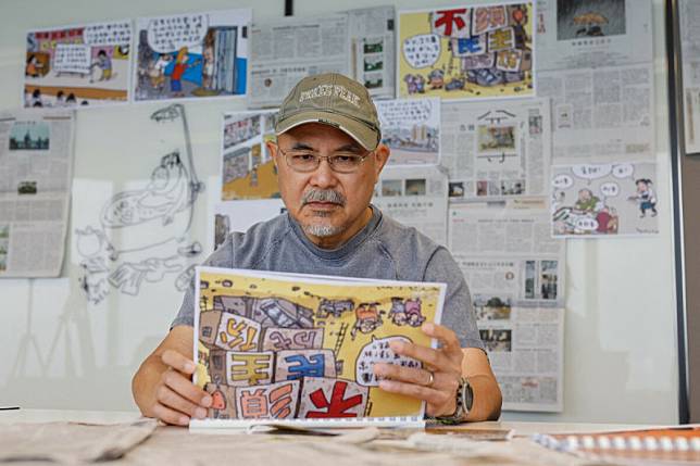 香港政治漫畫家尊子在《明報》連載 40 年的漫畫專欄，近期突然宣布停刊，引發社會關注。 圖：達志影像/路透社