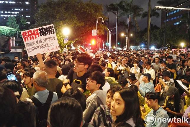 0521立法院外反對立法院職權行使法修正抗議群眾，從青島東路滿溢到中山南路的監察院和立法院正門。 圖：張良一攝