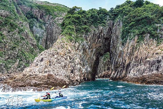 獨木舟體驗&ndash;香港九龍東皇冠假日酒店今夏伙拍Splitdyboat，推出多種包含水上活動的staycation計劃，其中包括果洲獨木舟體驗團，大家可乘坐獨木舟穿梭岩洞之間，較適合有獨木舟經驗人士。（馮凱鍵攝）