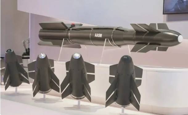 烏軍使用法國提供的 AASM - 250 「重捶」 精準導引炸彈，該炸彈具備強大遠程打擊能力，能精準摧毀俄軍陣地。 圖 : 翻攝自杜文龍 