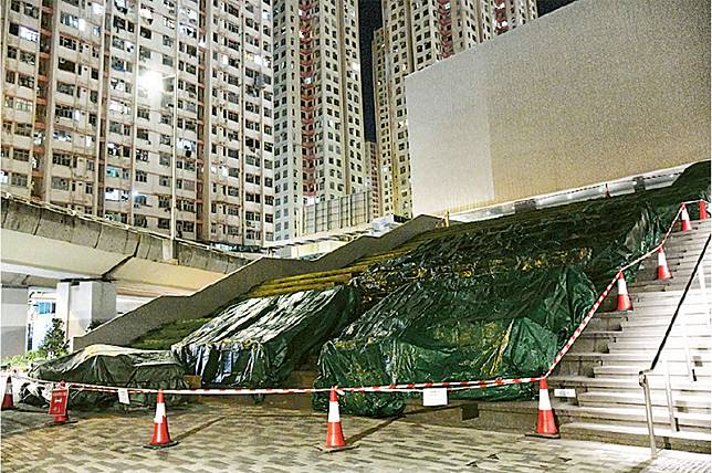 東九文化中心外的LED花海引起市民反感，一度被蓋上綠色帆布。（網上圖片）