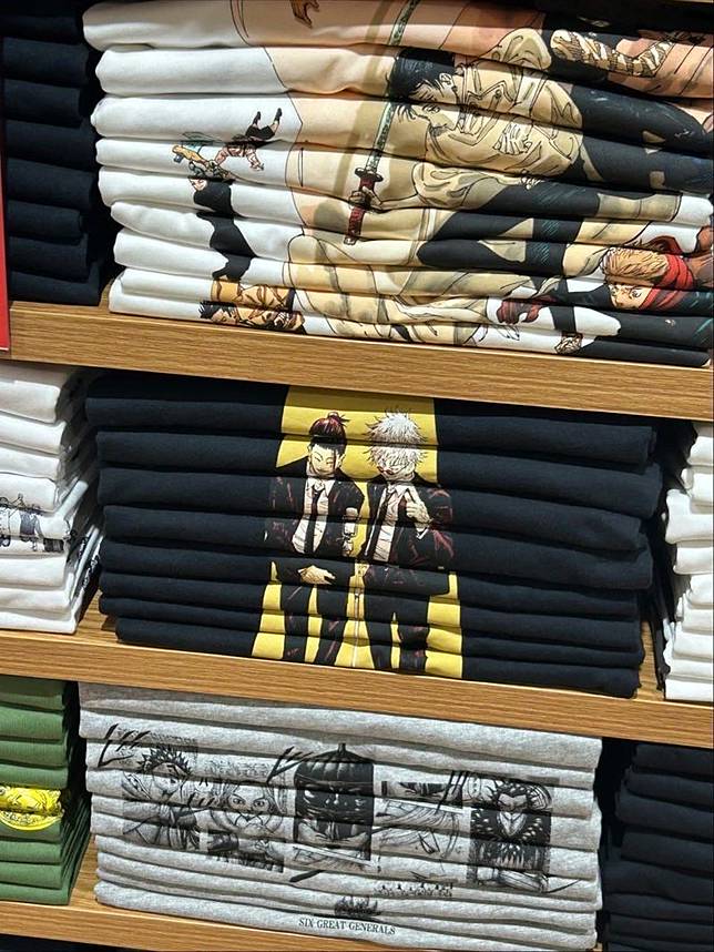 有日本UNIQLO的店員把動漫《咒術迴戰》UT印花T恤細心摺好排列，從側面就可以看見完如畫的「完整圖樣」。（翻攝自X平台／@tanatana5252）