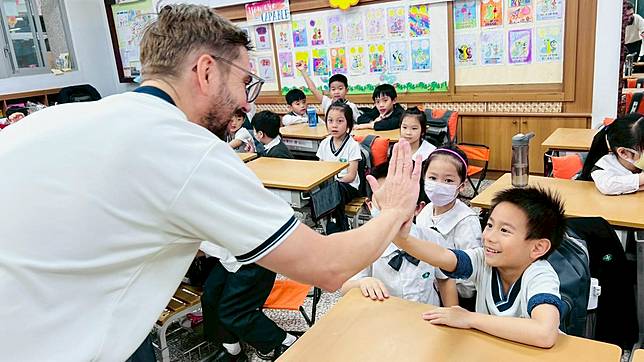 大哥哥協助弟弟妹妹學英語