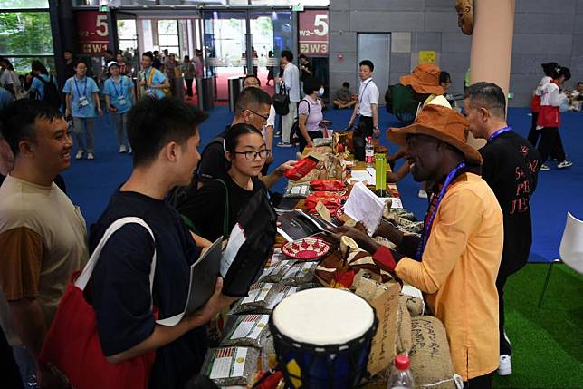 Visitors (L) shop in the Changsha International Convention and Exhibition Center during the third China-Africa Economic and Trade Expo in Changsha, central China's Hunan Province, July 1, 2023. (Xinhua/Chen Zhenhai)