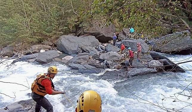台中市一行九人登山隊因溪水暴漲，受困耳無溪谷，消防局派員協助獲救。（記者陳金龍翻攝）