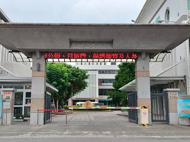 台東1名王姓職業軍人，因違規車牌遭吊扣，竟異想天開上網購買偽造車牌上路，未料，將車輛停放在停車場時，備警方查獲。王男被依偽造特種文書罪起訴，法官判處拘役30天，可易科罰金及上訴。記者尤聰光／攝影