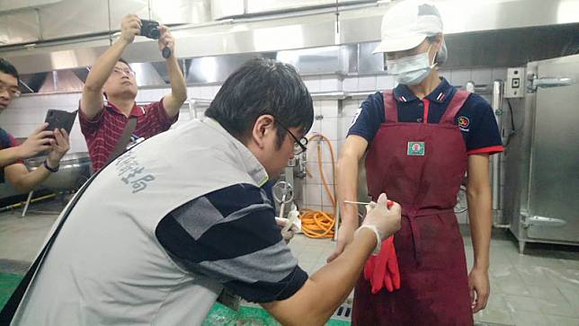 台南市新市國中傳師生疑似食物中毒，衛生局與教育局前往稽查並採取檢體。(台南市衛生局提供)