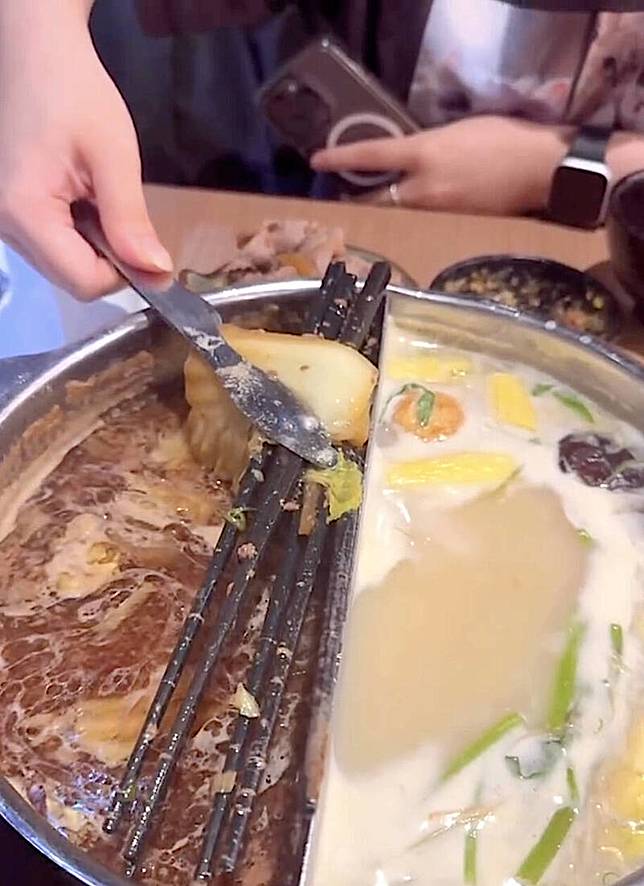 火鍋店被顧客指控鍋底有6根筷子。(翻攝自threads)