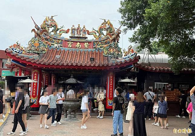 紫南宮供奉土地公和土地婆，有網友一直呼請媽祖，拜完才知拜錯，嚇得上網求助。(資料照)